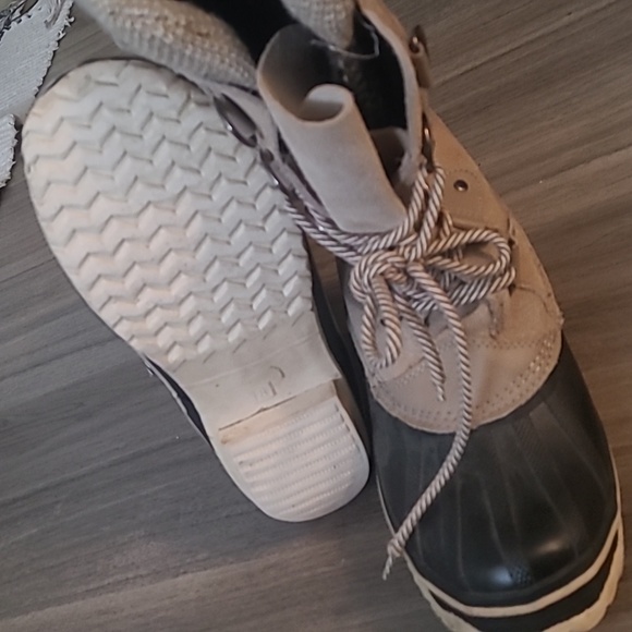 Winter boots Size 8 - Picture 2 of 3